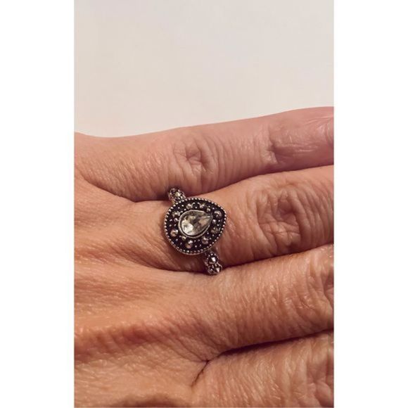 Gorgeous white sapphire AND SILVER RING - Picture 3 of 7